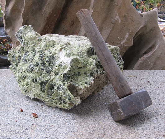 Σφουγγάρι-Σπόγγος.
Πέτρωμα πράσινης απόχρωσης.Χρησιμοποιείται σε κήπους για κατασκεύη βραχόκηπων.